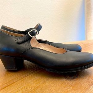 Mexican girls dance shoes. Used Ballet Folkloric black leather dance shoes